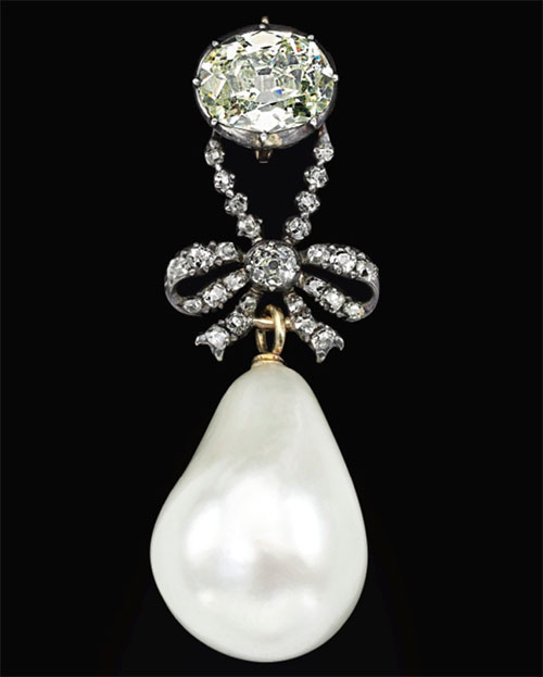 ４１億円で落札された真珠とダイヤモンドのペンダント
