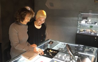 ジュエリーデザイナー菅沼裕美子先生(写真左)と名取絵美さん